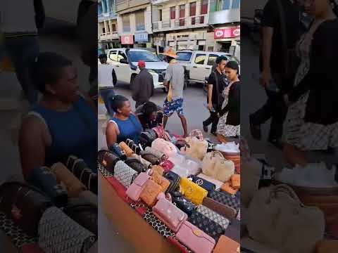 Balade en 2 cv à Tana (ou 1 cv) #madagascar #voyage #funny