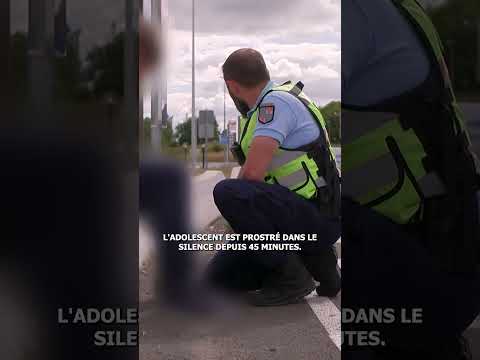 Ce gendarme réconforte un jeune adolescent en détresse…