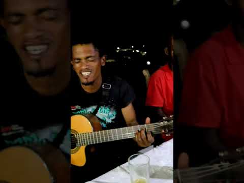 Il chante du Ambondrona #madagascar #voyage #musique #hiragasy #explorer #afrique