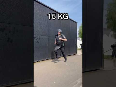 La course à pied d’un policier de plus en plus équipé #parisinterceptor #police #cops #running